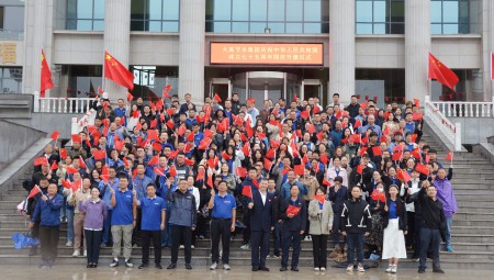 大禹节水集团在天津举行庆祝中华人民共和国成立75周年升国旗仪式。